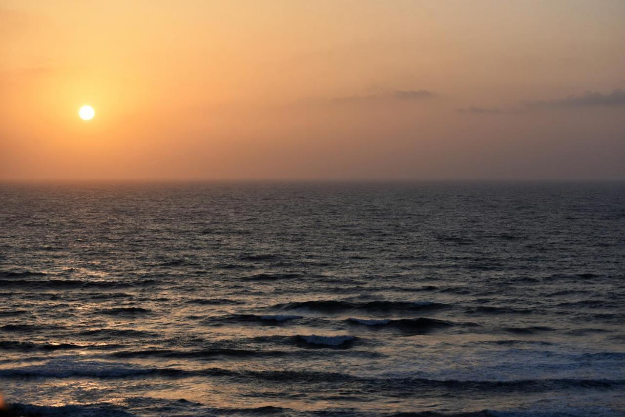 Penthouse Apartment On The Beach Bat Yam Bagian luar foto