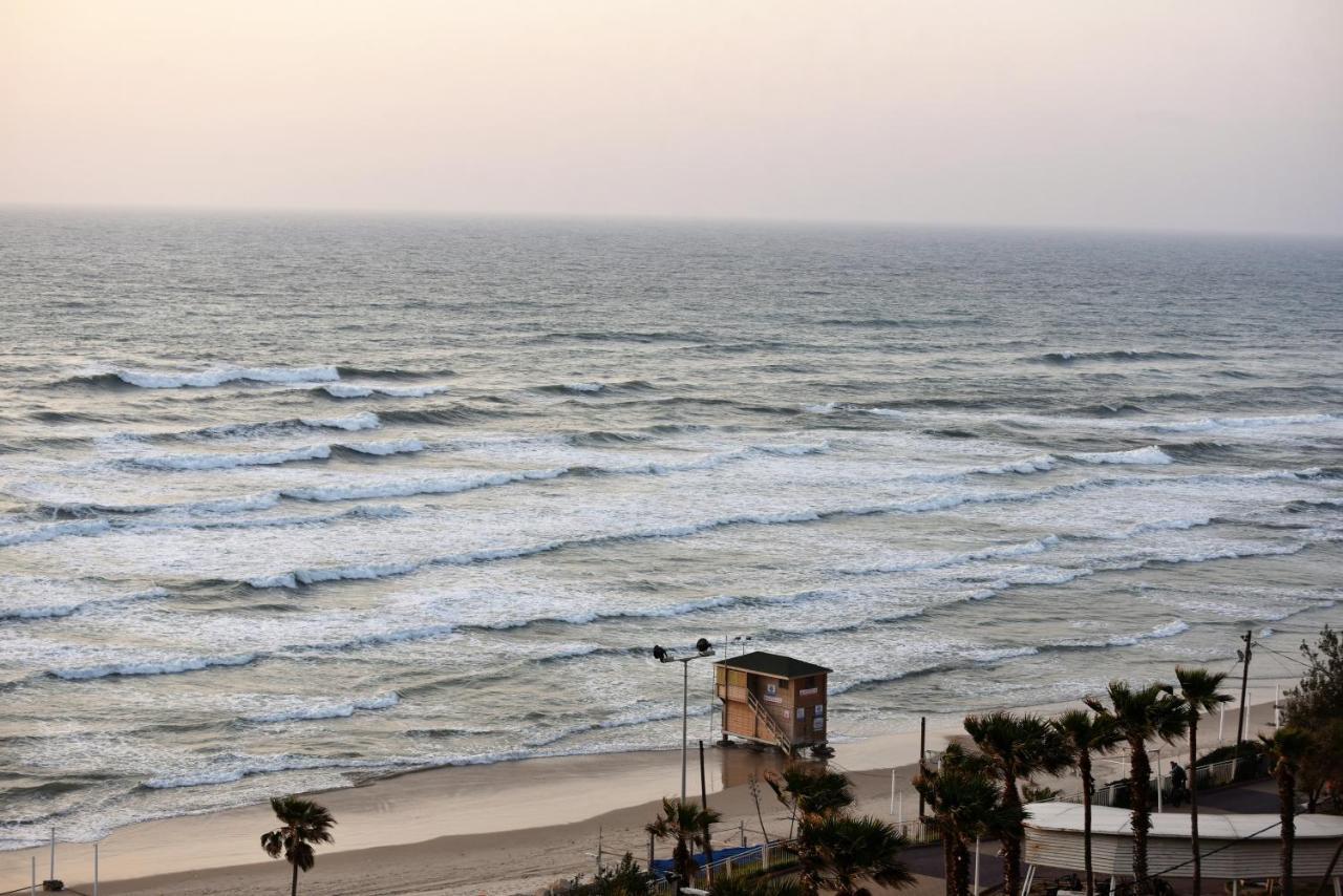 Penthouse Apartment On The Beach Bat Yam Bagian luar foto