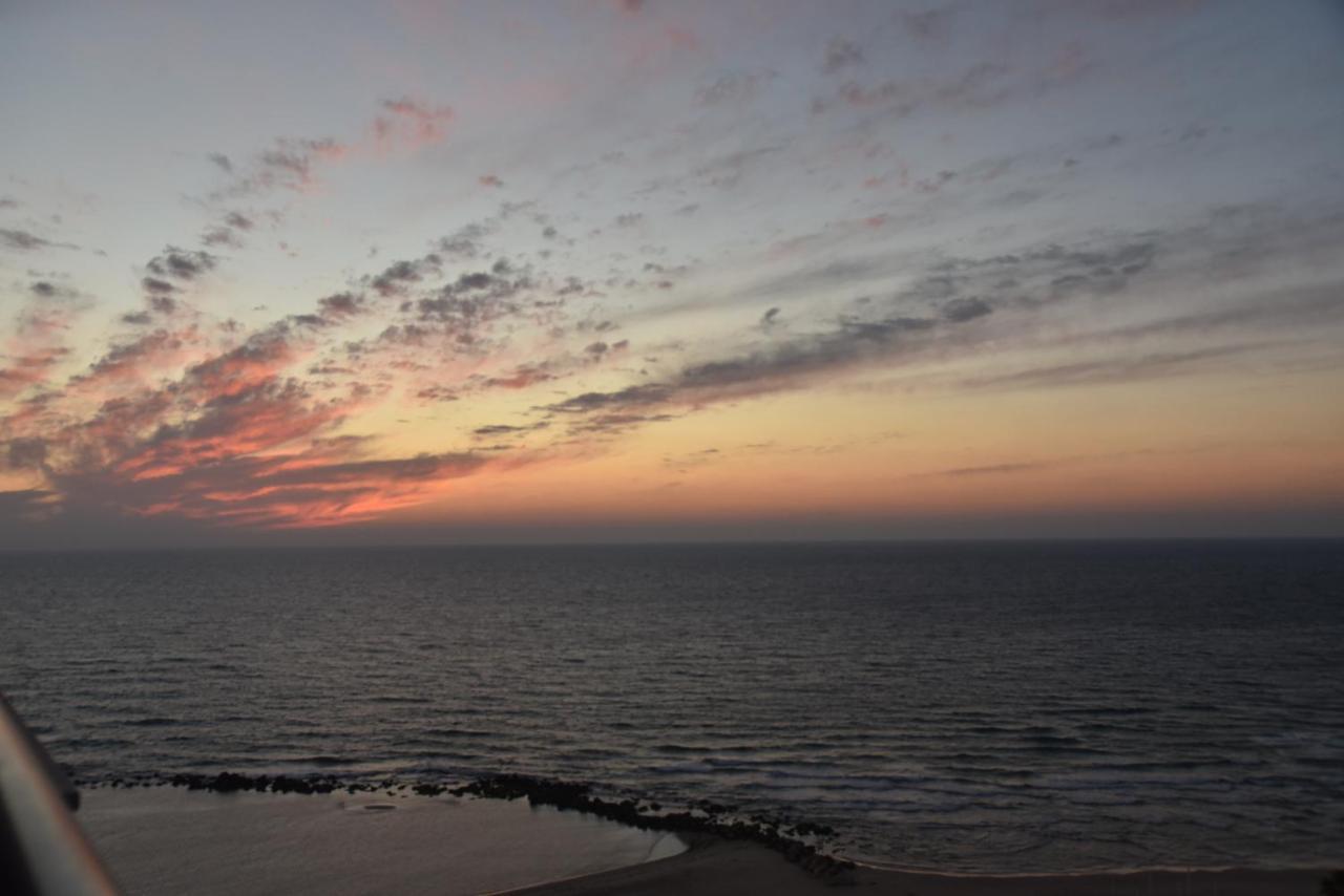 Penthouse Apartment On The Beach Bat Yam Bagian luar foto