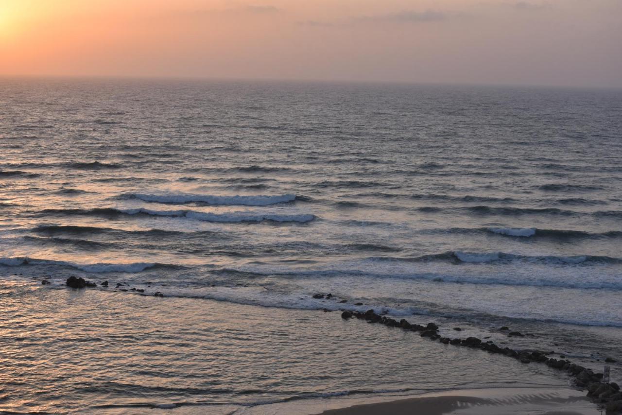 Penthouse Apartment On The Beach Bat Yam Bagian luar foto