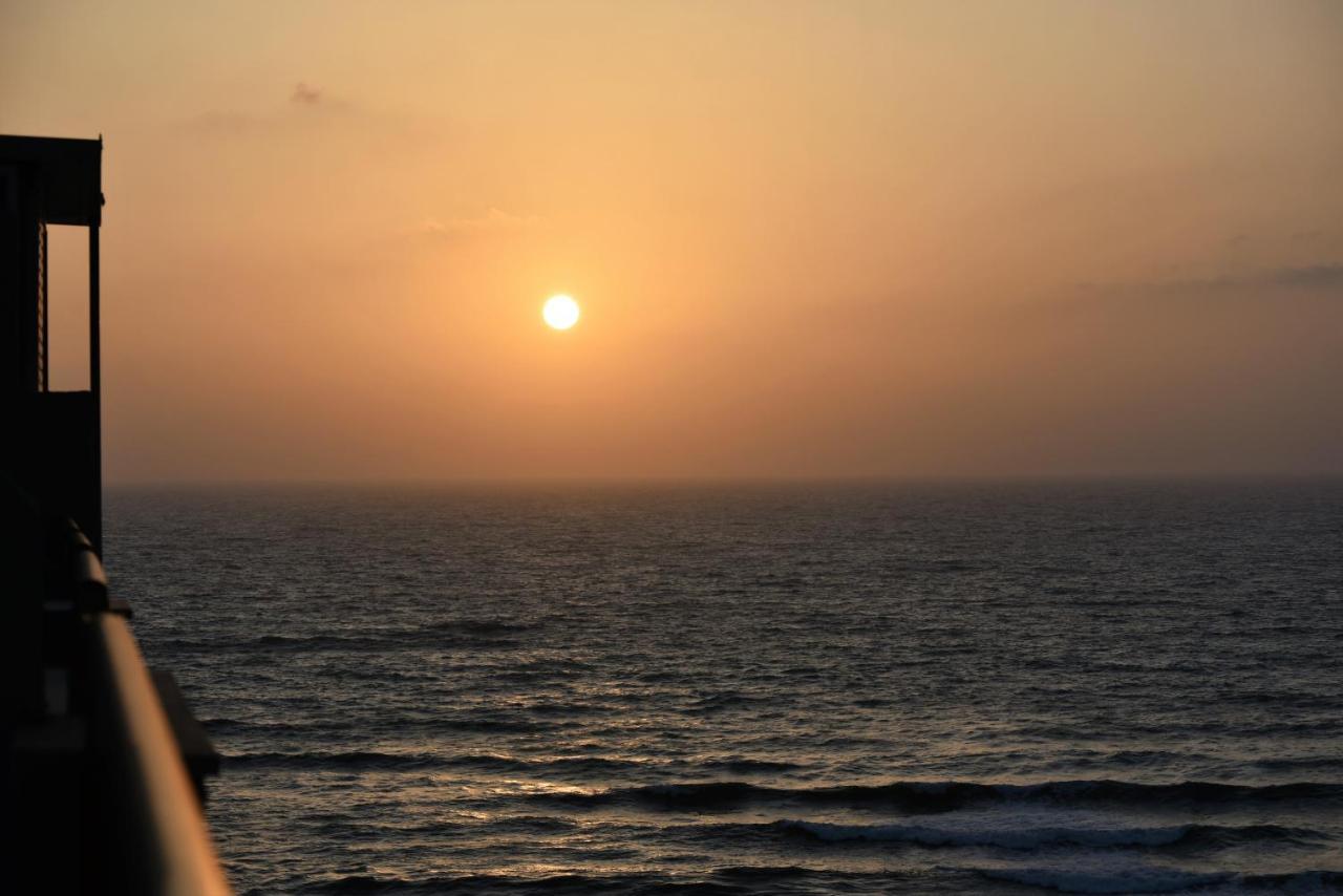 Penthouse Apartment On The Beach Bat Yam Bagian luar foto