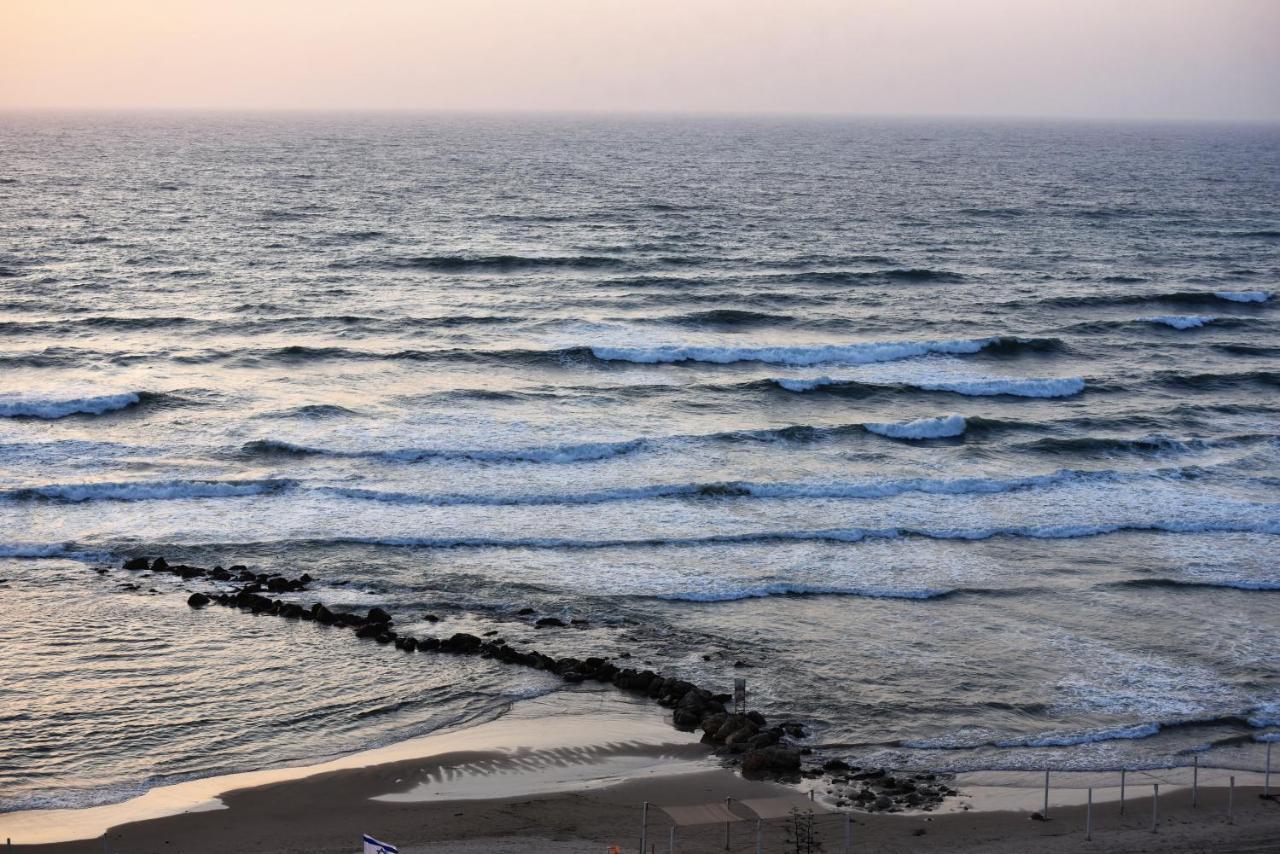 Penthouse Apartment On The Beach Bat Yam Bagian luar foto